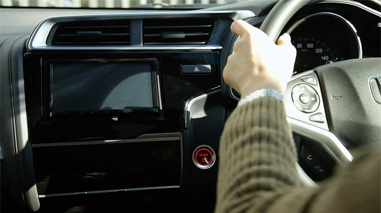 クルマへの乗り込み